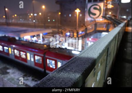 München, Deutschland. November 2024. An der Haltestelle Hackerbrücke steht ein S-Bahn-Zug im Schnee. Der Deutsche Wetterdienst (DWD) hat eine Unwetterwarnung vor starkem Schneefall in Teilen Bayerns ausgegeben. Quelle: Sven Hoppe/dpa/Alamy Live News Stockfoto