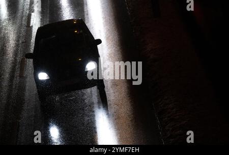 München, Deutschland. November 2024. Ein Auto fährt im Schnee über die Landshuter Allee auf dem Mittleren Ring. Der Deutsche Wetterdienst (DWD) hat eine Unwetterwarnung vor starkem Schneefall in Teilen Bayerns ausgegeben. Quelle: Sven Hoppe/dpa/Alamy Live News Stockfoto