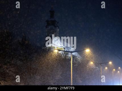 München, Deutschland. November 2024. Die Kirche St. Theresia ist im Fahrschnee auf der Landshuter Allee am Mittleren Ring zu sehen. Der Deutsche Wetterdienst (DWD) hat eine Unwetterwarnung vor starkem Schneefall in Teilen Bayerns ausgegeben. Quelle: Sven Hoppe/dpa/Alamy Live News Stockfoto