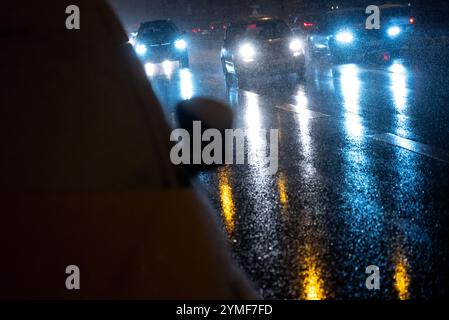 München, Deutschland. November 2024. Autos fahren im Schnee über die Landshuter Allee auf dem Mittleren Ring. Der Deutsche Wetterdienst (DWD) hat eine Unwetterwarnung vor starkem Schneefall in Teilen Bayerns ausgegeben. Quelle: Sven Hoppe/dpa/Alamy Live News Stockfoto