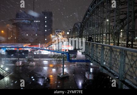 München, Deutschland. November 2024. An der Haltestelle Hackerbrücke steht ein S-Bahn-Zug im Schnee. Der Deutsche Wetterdienst (DWD) hat eine Unwetterwarnung vor starkem Schneefall in Teilen Bayerns ausgegeben. Quelle: Sven Hoppe/dpa/Alamy Live News Stockfoto