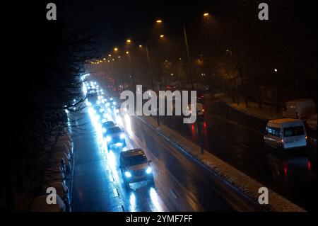 München, Deutschland. November 2024. Autos fahren im Schnee über die Landshuter Allee auf dem Mittleren Ring. Der Deutsche Wetterdienst (DWD) hat eine Unwetterwarnung vor starkem Schneefall in Teilen Bayerns ausgegeben. Quelle: Sven Hoppe/dpa/Alamy Live News Stockfoto