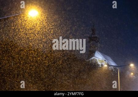 München, Deutschland. November 2024. Die Kirche St. Theresia ist im Fahrschnee auf der Landshuter Allee am Mittleren Ring zu sehen. Der Deutsche Wetterdienst (DWD) hat eine Unwetterwarnung vor starkem Schneefall in Teilen Bayerns ausgegeben. Quelle: Sven Hoppe/dpa/Alamy Live News Stockfoto