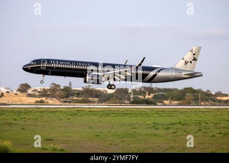 TCS World Travel Airbus A321-251NX (REG: G-OATW), Ankunft im Licht des Tages vom Kilimandscharo. Stockfoto