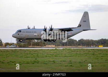 Die norwegische Luftwaffe Lockheed Martin C-130J-30 Hercules (L-382) (REG: 5629) landet Landebahn 31 nach Sonnenuntergang. Stockfoto