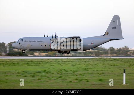 Die norwegische Luftwaffe Lockheed Martin C-130J-30 Hercules (L-382) (REG: 5629) landet Landebahn 31 nach Sonnenuntergang. Stockfoto