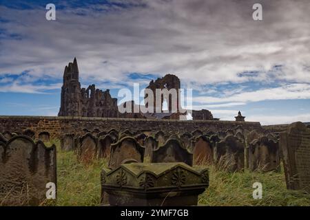 Ruinen der Whitby Abbey von St Hilda's Churchyard, Whitby, North Yorkshire, England. Stockfoto