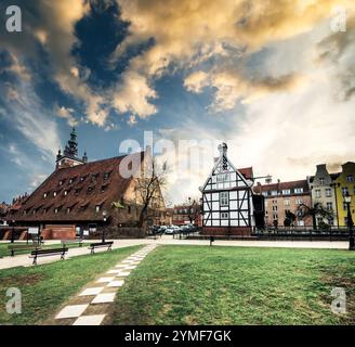 Historisches Mühlenhaus auf der Mühleninsel in Danzig und andere alte Häuser in Danzig, Polen Stockfoto