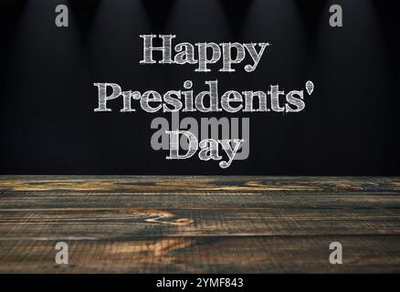 Schwarz-weißes Bild eines Holztisches mit den Worten Happy Presidents Day in weiß geschrieben Stockfoto