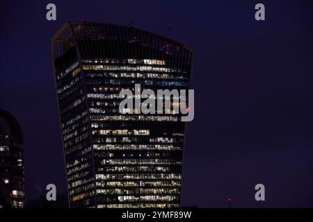 Der Blick vom Ned Hotel in London auf St. Pauls, das Rathaus und verschiedene berühmte londoner Wahrzeichen, einschließlich The Shard. Später Winternachmittag im Dunkeln Stockfoto