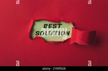 Rotes Papier mit dem Wort Beste Lösung drauf. Das Papier ist zerrissen, was den Eindruck erweckt, als würde eine Lösung zerrissen Stockfoto