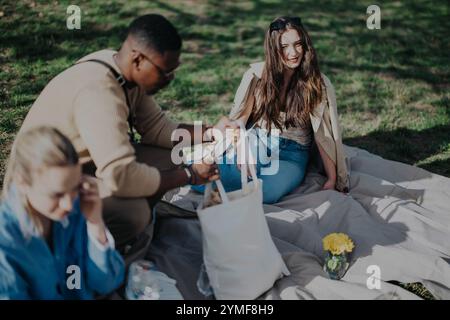Gruppe von Freunden, die sich an einem sonnigen Tag im Freien entspannen Stockfoto