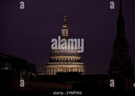 Der Blick vom Ned Hotel in London auf St. Pauls, das Rathaus und verschiedene berühmte londoner Wahrzeichen, einschließlich The Shard. Später Winternachmittag im Dunkeln Stockfoto