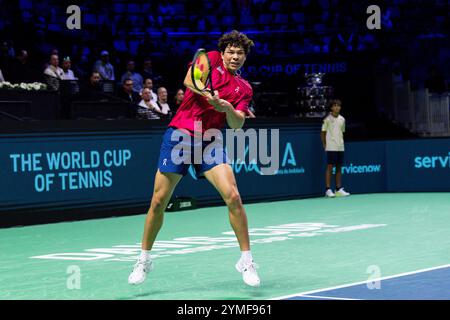 Ben Shelton aus den USA im Kampf gegen Matthew Ebden und Jordan Thompson aus Australien während des Davis Cup 2024, dem Viertelfinalspiel zwischen den USA und Australien am 21. November 2024 in Malaga, Spanien Stockfoto