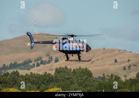 Fjordland Hubschrauber Hughes 369 E Hubschrauber in Wairarapa, Neuseeland fliegen. Bush fliegen, bieten auch lange Linie Hebearbeiten und Rundflüge Stockfoto