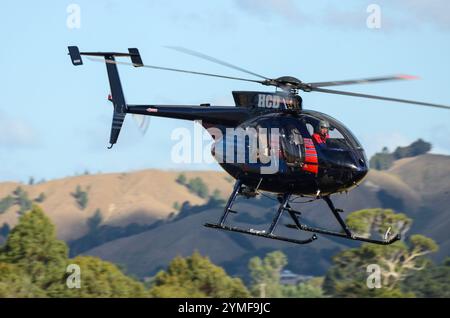 Fjordland Hubschrauber Hughes 369 E Hubschrauber in Wairarapa, Neuseeland fliegen. Bush fliegen, bieten auch lange Linie Hebearbeiten und Rundflüge Stockfoto