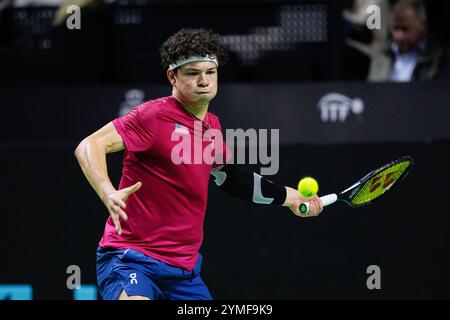 Ben Shelton aus den USA im Kampf gegen Thanasi Kokkinakis aus Australien während des Davis Cup 2024, dem Viertelfinalspiel zwischen den USA und Australien am 21. November 2024 in Malaga, Spanien Stockfoto
