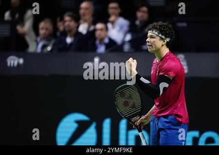 Ben Shelton aus den USA im Kampf gegen Thanasi Kokkinakis aus Australien während des Davis Cup 2024, dem Viertelfinalspiel zwischen den USA und Australien am 21. November 2024 in Malaga, Spanien Stockfoto