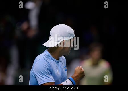 Malaga, Spanien. November 2024. Sebastian Baez aus Argentinien in Aktion gegen Jannik Sinner aus Italien im Viertelfinale Davis Cup Finale 8 Einzel Match 1 Martin Carpena Arena. (Foto: Vicente Vidal Fernandez/SIPA USA) Credit: SIPA USA/Alamy Live News Stockfoto