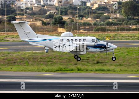 DEA Aviation Limited Beechcraft 200T Super King Air (REG: 2-WKTK) landet im Mittelfeld. Stockfoto