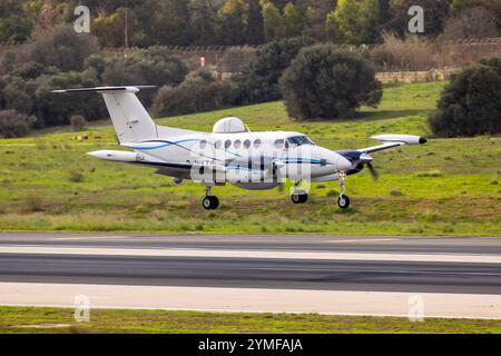DEA Aviation Limited Beechcraft 200T Super King Air (REG: 2-WKTK) landet im Mittelfeld. Stockfoto