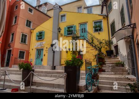 Alte historische Traumstraßen. Wunderschöne Häuser und Geschäfte in romantischer Touristenlage. Wunderschön angelegte Straßen und kleine Plätze in ROV Stockfoto