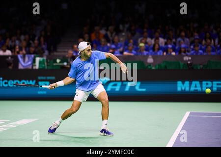 Malaga, Malaga, Spanien. November 2024. Francisco Gerundolo aus Argentinien, kehrt mit Vorhand in seinem Spiel gegen Lorenzo Musetti aus Italien während des DAVIS CUP FINALS 2024 zurück - Finale 8 - Herren Tennis (Foto: © Mathias Schulz/ZUMA Press Wire) NUR REDAKTIONELLE VERWENDUNG! Nicht für kommerzielle ZWECKE! Stockfoto