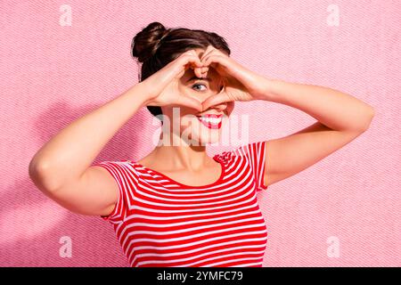 Nahaufnahme Foto schön sie ihre Dame hübsch zwei Buns Pomade Lippen halten Hände Arme Herzform Figur in der Nähe Augenhaut Gesicht Herz Gesundheit Kleidung Freizeit Stockfoto