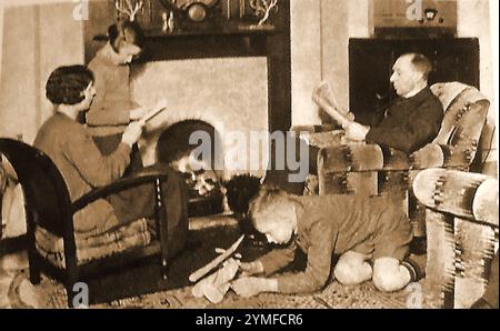 Das Heimleben in den 1940er Jahren in Großbritannien. Eine typische britische Familie aus den 1940er Jahren in ihrer Freizeit. Stockfoto