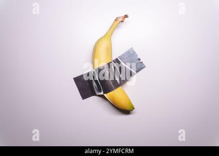 Bananenkunstwerk-Konzept mit Kanalband. New York City, USA - 21. November 2024 Stockfoto