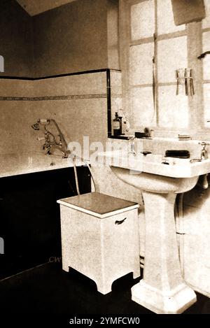 Das Heimleben in den 1940er Jahren in Großbritannien. Ein typisch britisches 'modernes' Badezimmer aus den 1940er Jahren Stockfoto