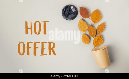Eine Tasse Kaffee mit einem Blatt darauf. Das Blatt befindet sich auf einem weißen Hintergrund. Das Wort HOT OFFER steht unter dem Blatt Stockfoto