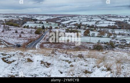 Eine Winterszene in Yorkshire. Blick über Rombalds Moor von Baildon Moor. Eine einzige Landstraße trennt die Felder. Stockfoto