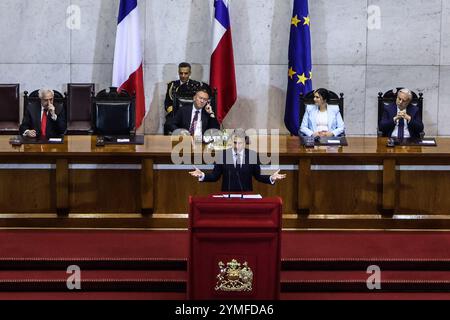 Valparaiso, Chile. November 2024. Der französische Präsident Emmanuel Macron spricht während seines Besuchs auf dem chilenischen Kongress vor Parlamentariern. Der französische Präsident Emmanuel Macron besucht den chilenischen Nationalkongress in Valparaíso, Chile. Teilnahme an einer gemeinsamen Tagung des Senats und der Abgeordnetenkammer. Quelle: SOPA Images Limited/Alamy Live News Stockfoto