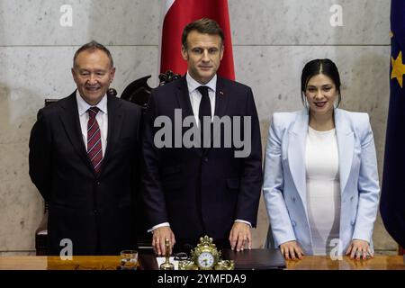 Valparaiso, Chile. November 2024. Der französische Präsident Emmanuel Macron (Mitte) mit dem chilenischen Senatspräsidenten José García Ruminot (links) und dem Präsidenten der Abgeordnetenkammer Karol Cariola (rechts) während seines Besuchs auf dem chilenischen Kongress. Der französische Präsident Emmanuel Macron besucht den chilenischen Nationalkongress in Valparaíso, Chile. Teilnahme an einer gemeinsamen Tagung des Senats und der Abgeordnetenkammer. Quelle: SOPA Images Limited/Alamy Live News Stockfoto