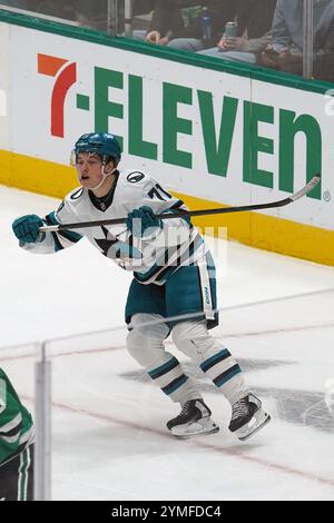 Dallas, Usa. November 2024. Macklin Celebrini #71 von San Jose Sharks, die während des Spiels gegen die Dallas Stars der NHL im American Airlines Center auf dem Eis skaten. Endpunktzahl Dallas Stars 5 - 2 San Jose Sharks. Am 20. November 2024 in Dallas, Texas. (Foto: Javier Vicencio/Eyepix Group) Credit: Eyepix Group/Alamy Live News Stockfoto