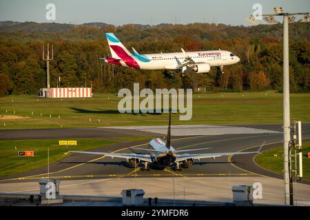 Eurowings Airbus A320neo landet am Flughafen Köln-Bonn, Ryanair Boeing 737, wartet auf dem Rollweg, vor dem Start, CGN, NRW, Deutschland, Stockfoto