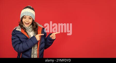 Portrait des Kindes trägt warme Kleidung mit Schal. ausdruck positiver Emotion. Wintermode. Stockfoto