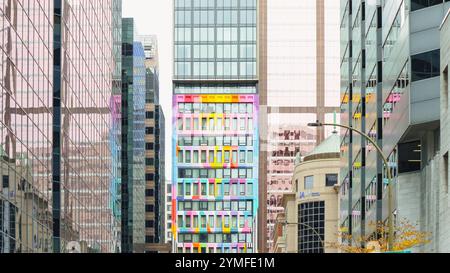 Montreal, Québec Kanada - 27. Oktober 2024: Atemberaubende mehrfarbige Glasfassade eines modernen Stadtgebäudes des Hotel Le Germain im Stadtbild. Stockfoto