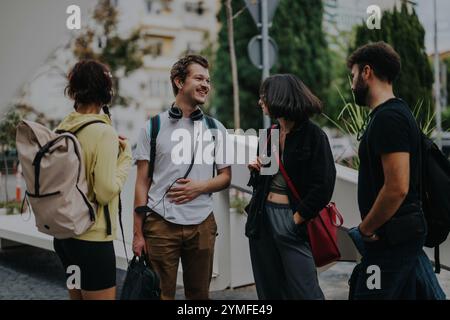 Gruppe junger Freunde, die sich in ungezwungener Atmosphäre im Freien unterhalten Stockfoto