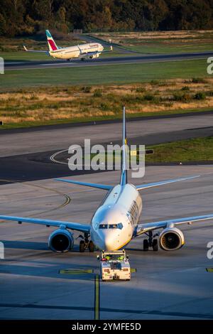 Eurowings Boeing 737-800 bei der Landung Ryanair Boeing 737 wird vom Terminal geschoben, Startvorbereitung Flughafen Köln-Bonn, CGN, NRW, Germa Stockfoto