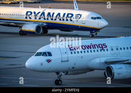 Eurowings Airbus A319 nach der Landung auf dem Weg zum Terminal 1, C-Gates, Ryanair Boeing 737 auf dem Rollweg zur Start- und Landebahn, Flughafen Köln-Bonn, CGN, NRW, Germa Stockfoto