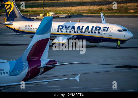 Eurowings Airbus A319 nach der Landung auf dem Weg zum Terminal 1, C-Gates, Ryanair Boeing 737 auf dem Rollweg zur Start- und Landebahn, Flughafen Köln-Bonn, CGN, NRW, Germa Stockfoto