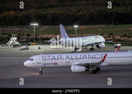 Turkish Airlines, Star Alliance, Airbus A321, nach der Landung am Flughafen Köln-Bonn zum Terminal CGN, NRW, Deutschland, Stockfoto