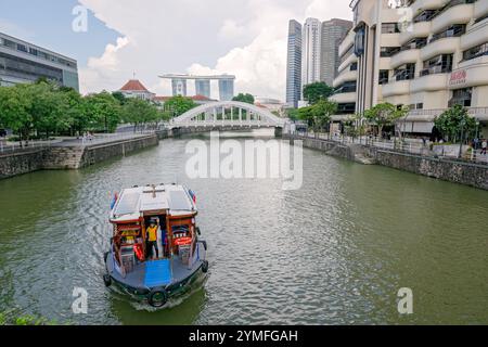 Singapur - 25. Juni 2024: Blick von der Coleman Bridge Clarke Quay, Flussschiff mit Elgin Brücke und Sand in der Marina Bay im Hintergrund Stockfoto