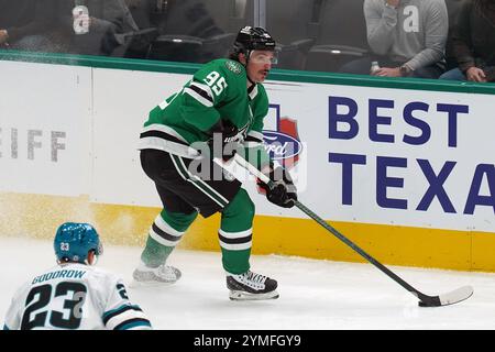 Dallas, Usa. November 2024. Matt Duchene #95 von Dallas Stars kontrolliert den Puck während des Spiels gegen die San Jose Sharks der NHL im American Airlines Center. Endpunktzahl Dallas Stars 5 - 2 San Jose Sharks. Am 20. November 2024 in Dallas, Texas. (Foto: Javier Vicencio/Eyepix Group/SIPA USA) Credit: SIPA USA/Alamy Live News Stockfoto