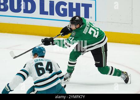 Dallas, Texas, USA. November 2024. Jason Robertson #21 von Dallas Stars schießt den Puck während des Spiels gegen San Jose Sharks von der NHL im American Airlines Center. Endpunktzahl Dallas Stars 5 - 2 San Jose Sharks. Am 20. November 2024 in Dallas, Texas. (Kreditbild: © Javier Vicencio/eyepix via ZUMA Press Wire) NUR REDAKTIONELLE VERWENDUNG! Nicht für kommerzielle ZWECKE! Stockfoto