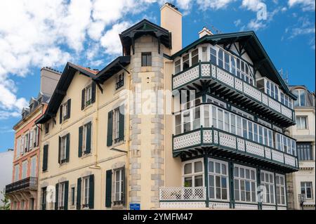 Häuser und Straßen der touristischen Stadt Biarritz am sonnigen Tag, Baskenland, Golf von Biskaya im Atlantik, Frankreich Stockfoto