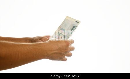 Großhände, die tschechische Kronen-Banknoten auf isoliertem weißem Hintergrund halten. Stockfoto