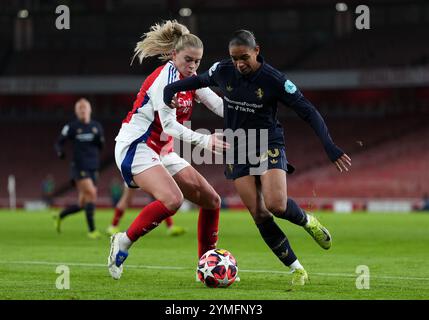 Arsenals Alessia Russo (links) und Juventus Estelle Cascarino kämpfen um den Ball während des Spiels der UEFA Women's Champions League im Emirates Stadium in London. Bilddatum: Bilddatum: Donnerstag, 21. November 2024. Stockfoto